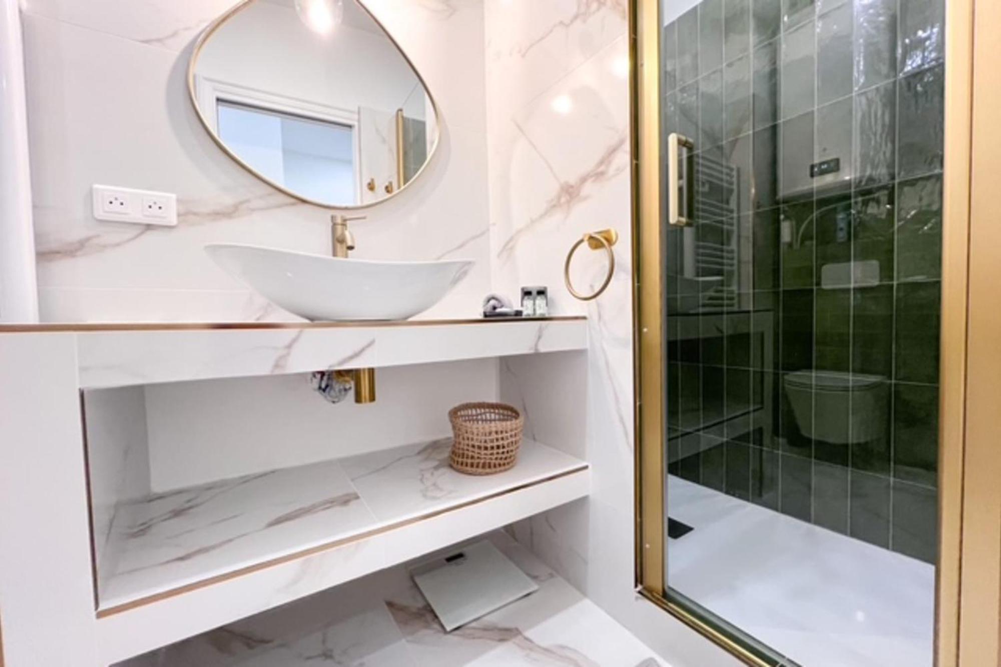 Charming With Hidden Garden Quiet Center Apartment *