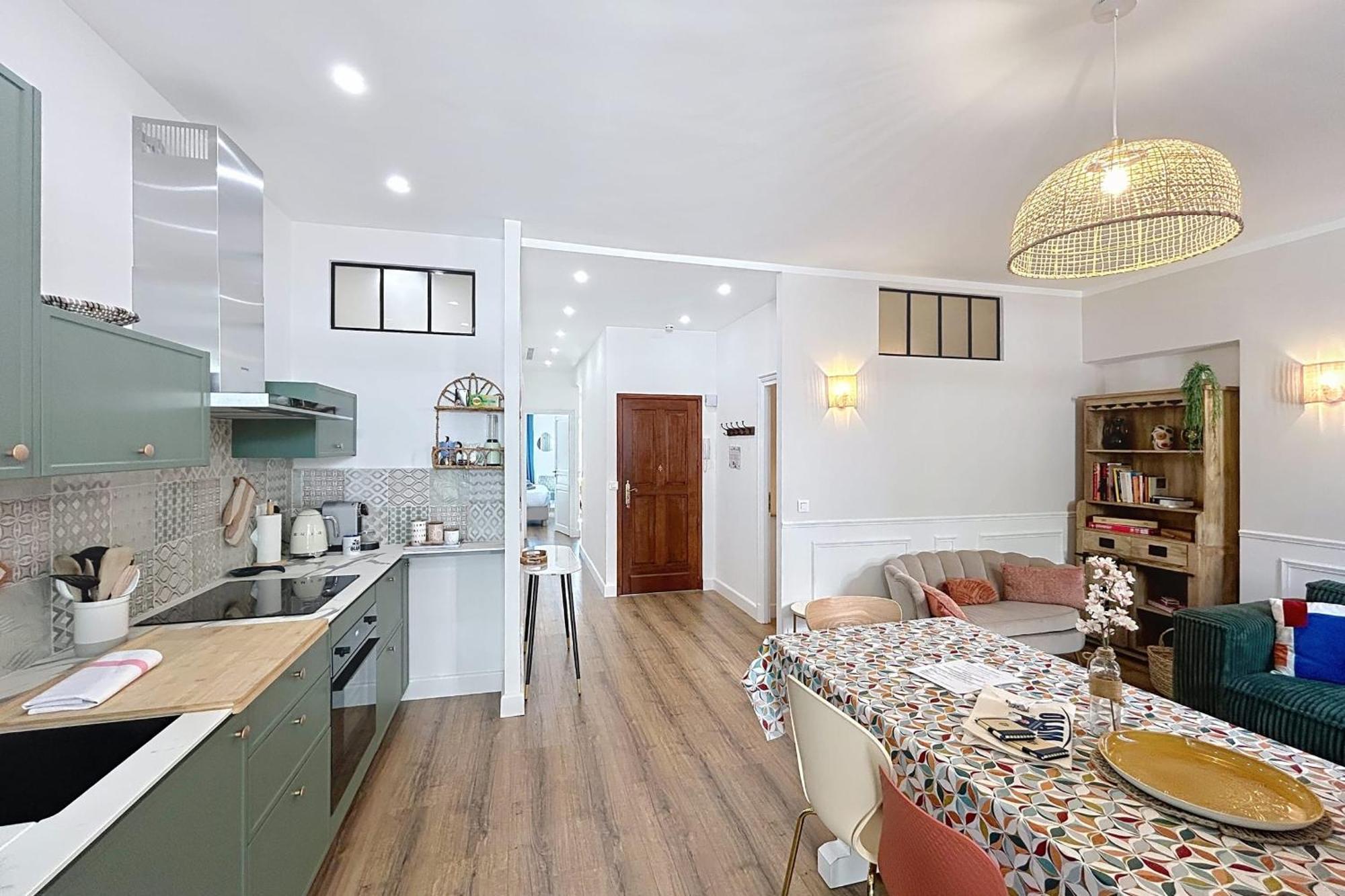 Charming With Hidden Garden Quiet Center Apartment
