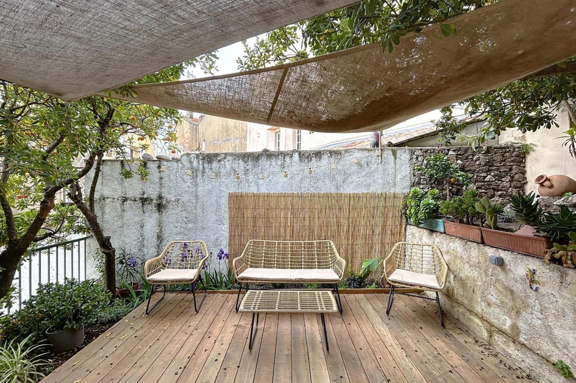 Charming With Hidden Garden Quiet Center *